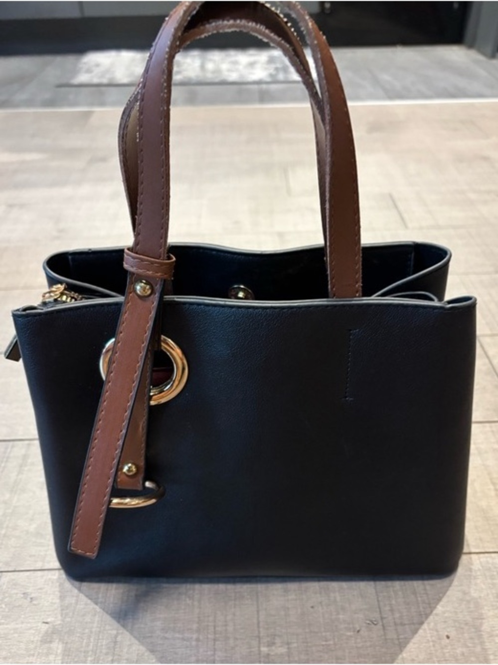 ❤️‍🔥5/$25❤️‍🔥Small & Stylish Handbag with Gold Accents & Brown Straps